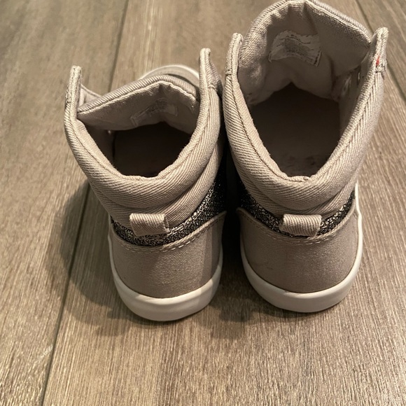 Girls Gymboree glittery silver high top. Size. 9 - Picture 4 of 9